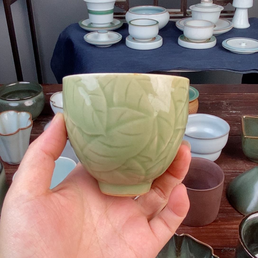 朱砂胎梅子青刻花杯子 微瑕 