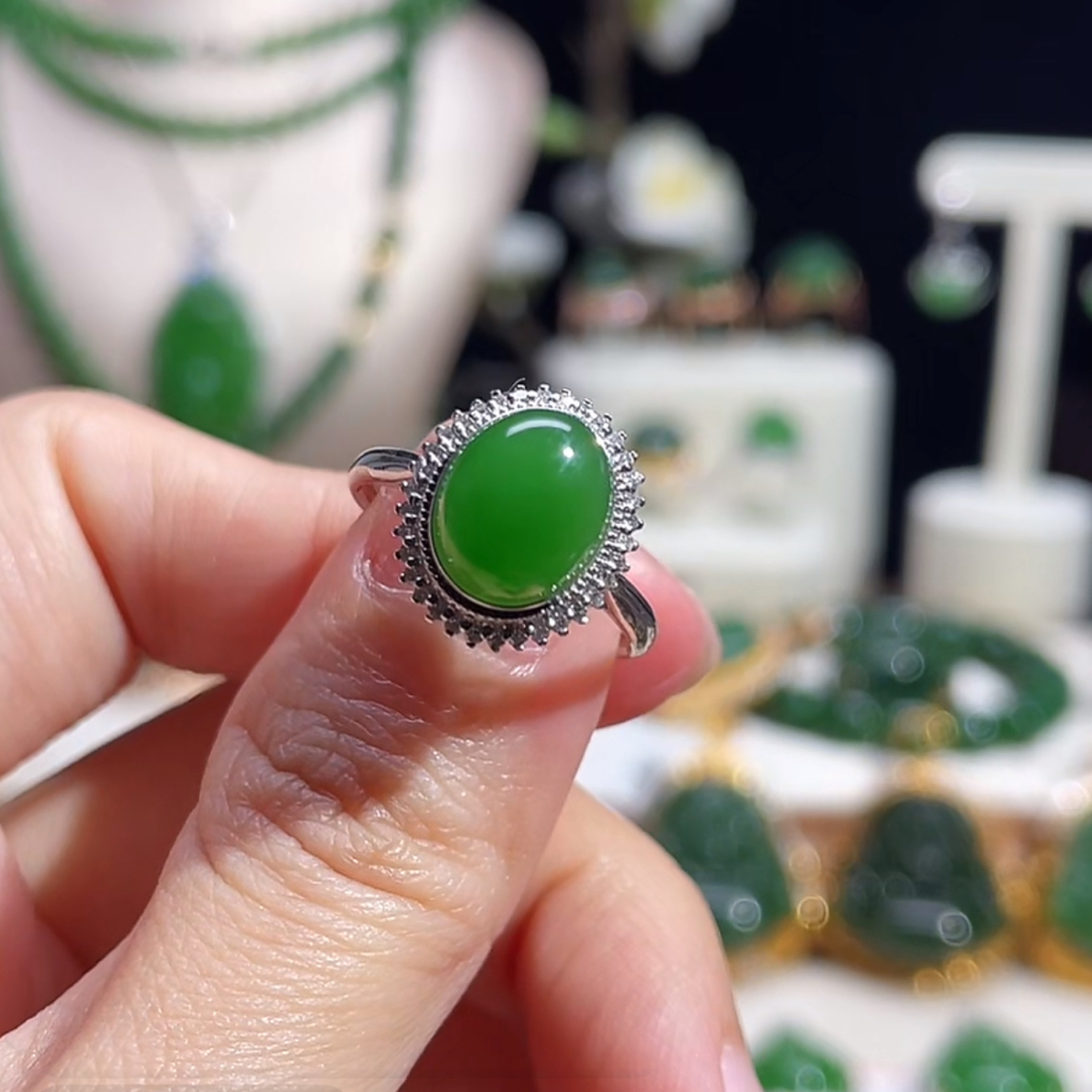 和田玉碧玉高色苹果绿蛋面戒指18k金镶嵌