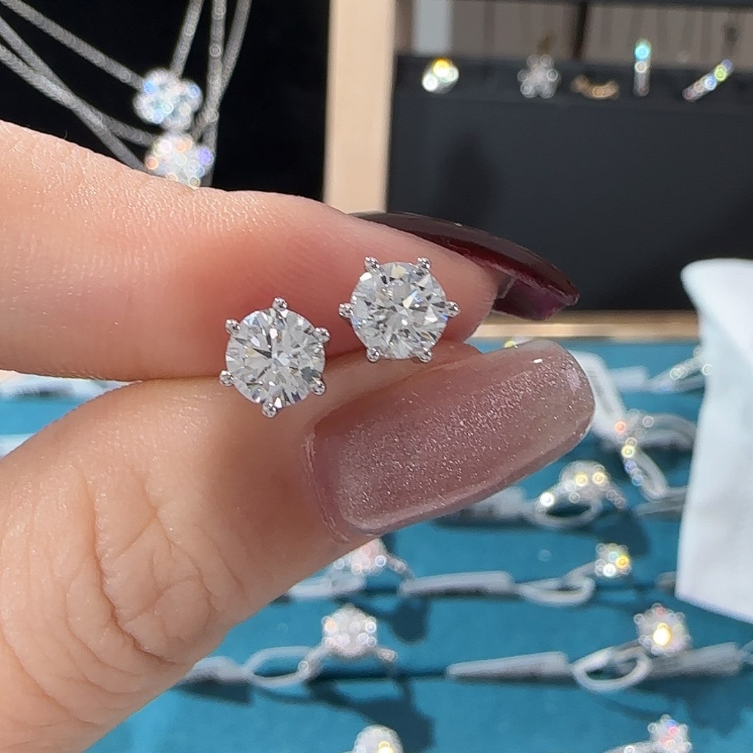 合成钻石18K金镶嵌50分六爪耳钉