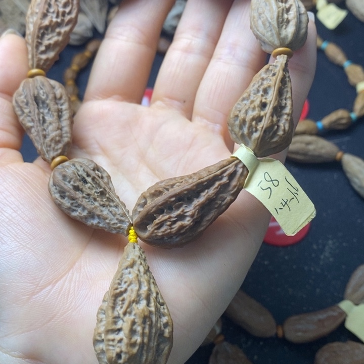 志**达文玩异形秋子手串 