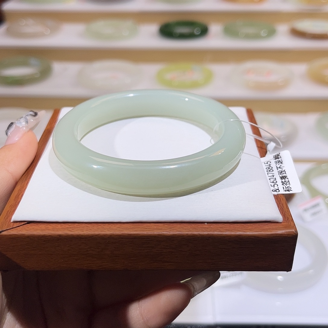 芃***桉和田玉未镶嵌手镯且末天空奶蓝 楠