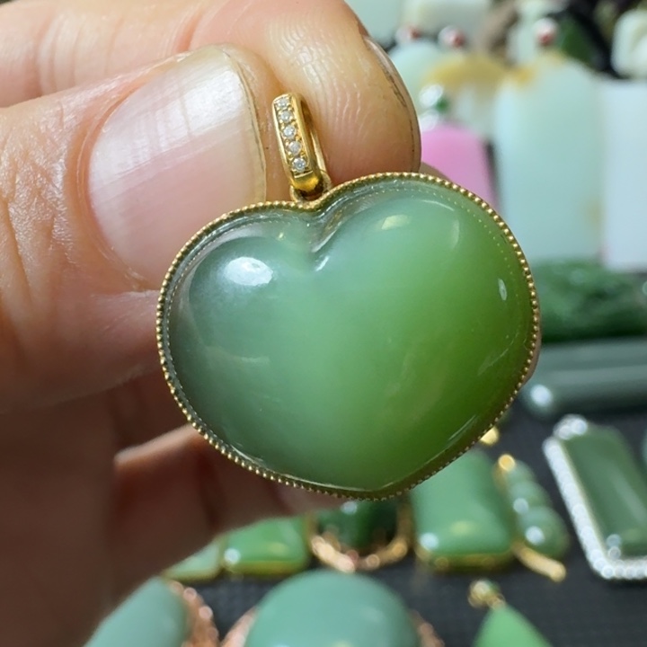 颈饰18K金镶嵌和田玉爱心猫眼吊坠