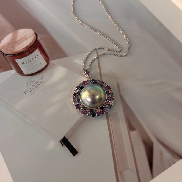 马贝大吊坠 5.58ct彩宝豪镶 繁花似锦