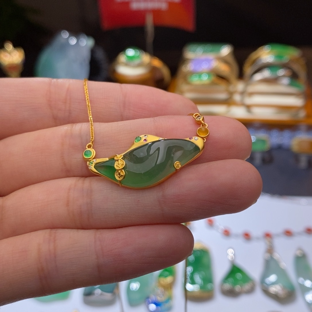 翡翠颈饰18K金镶嵌聚宝盆