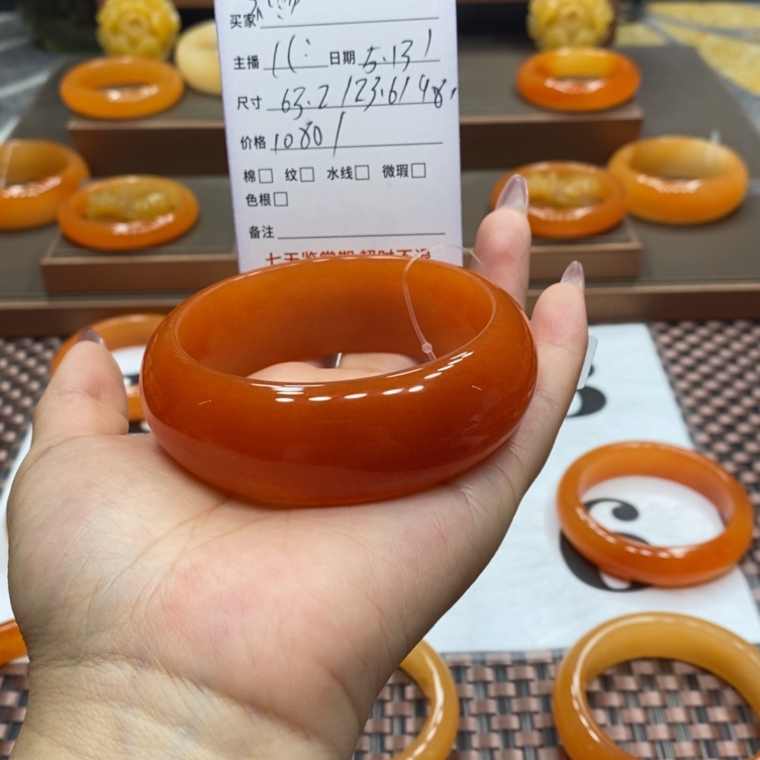 石英质玉（黄龙玉）未镶嵌手镯?