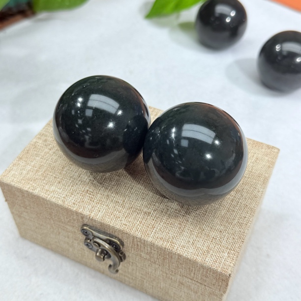 天然和田玉一对玉石手把球（一对）