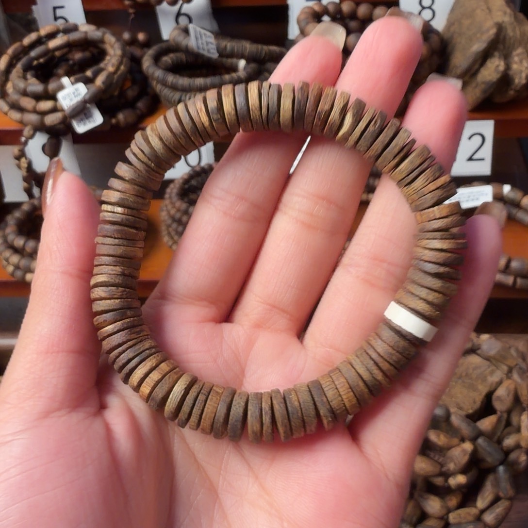 沉香沉香碎屑莺歌绿奇楠0.9片片珠单圈多样性发一