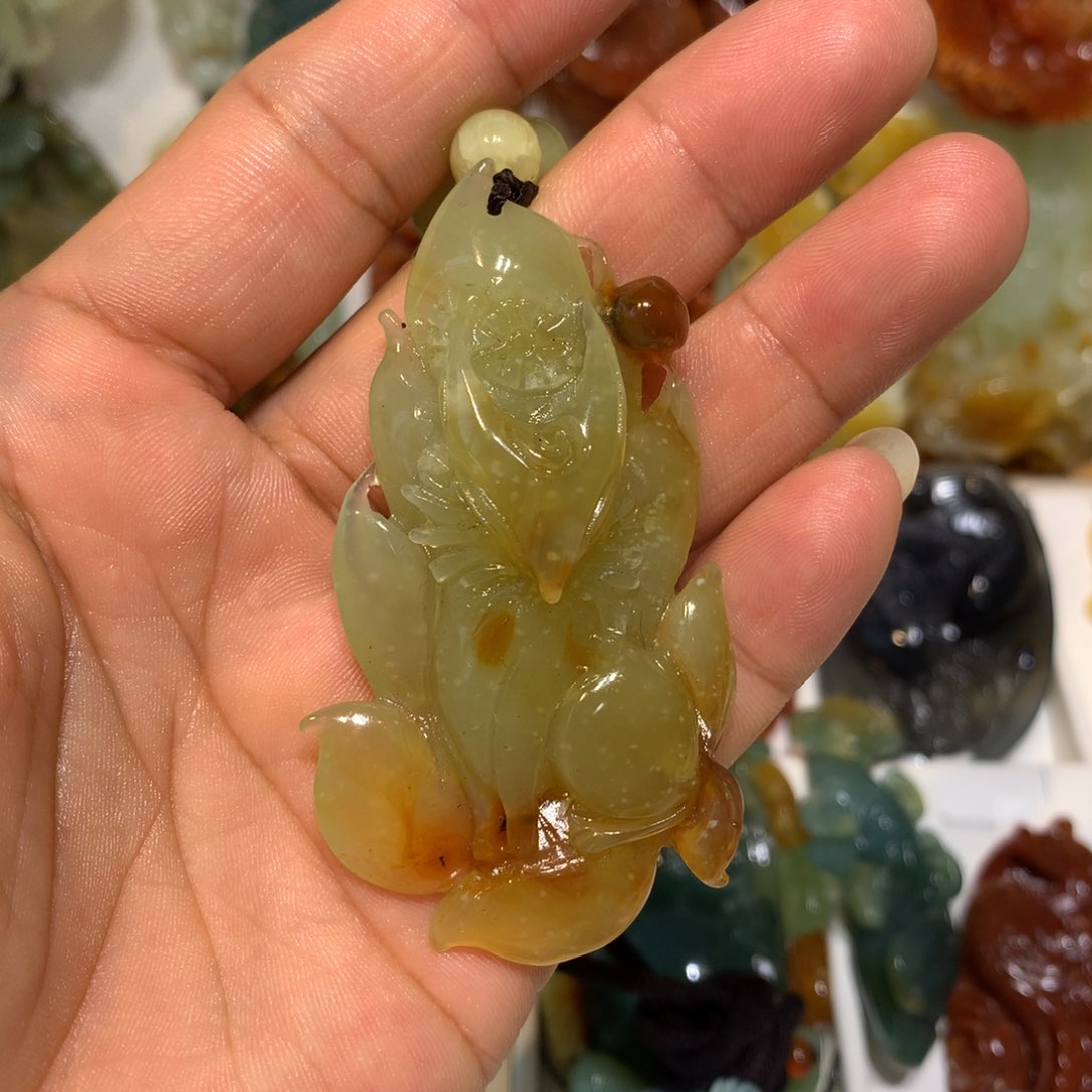 蛇纹石玉颈饰未镶嵌