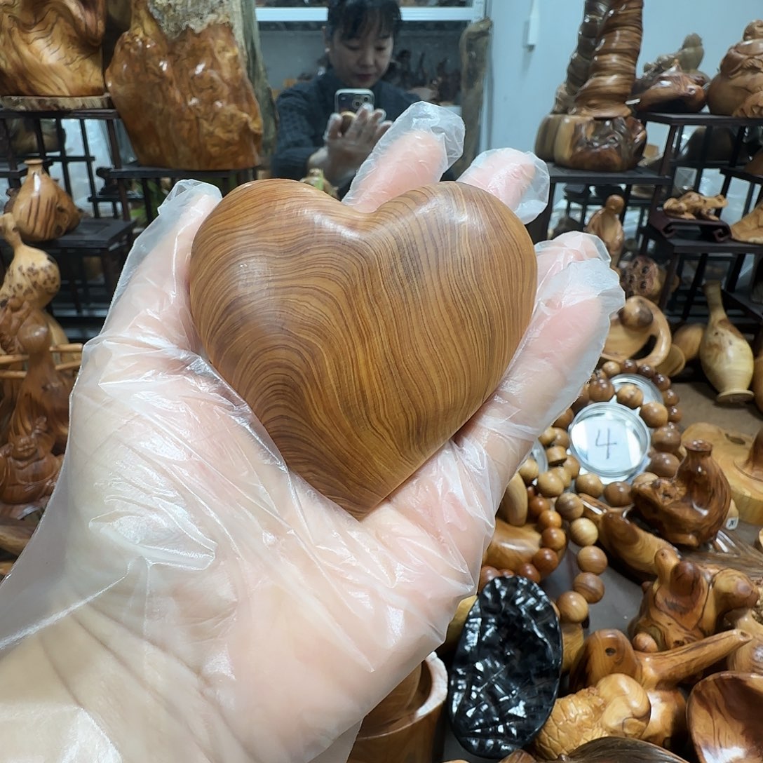 柏木（崖柏）太行崖柏陈化黑油爱心手把件