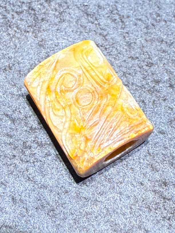 黄沁图腾龙纹玉佩