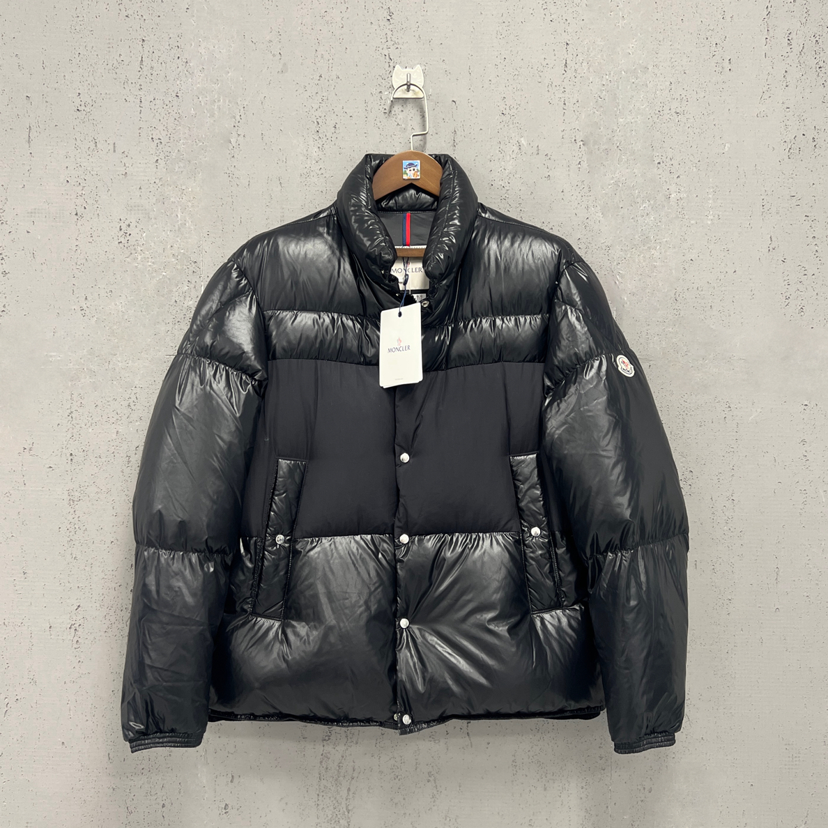 95新 MONCLER moncler蒙口黑色拼接后面手臂刺绣标羽绒服3码