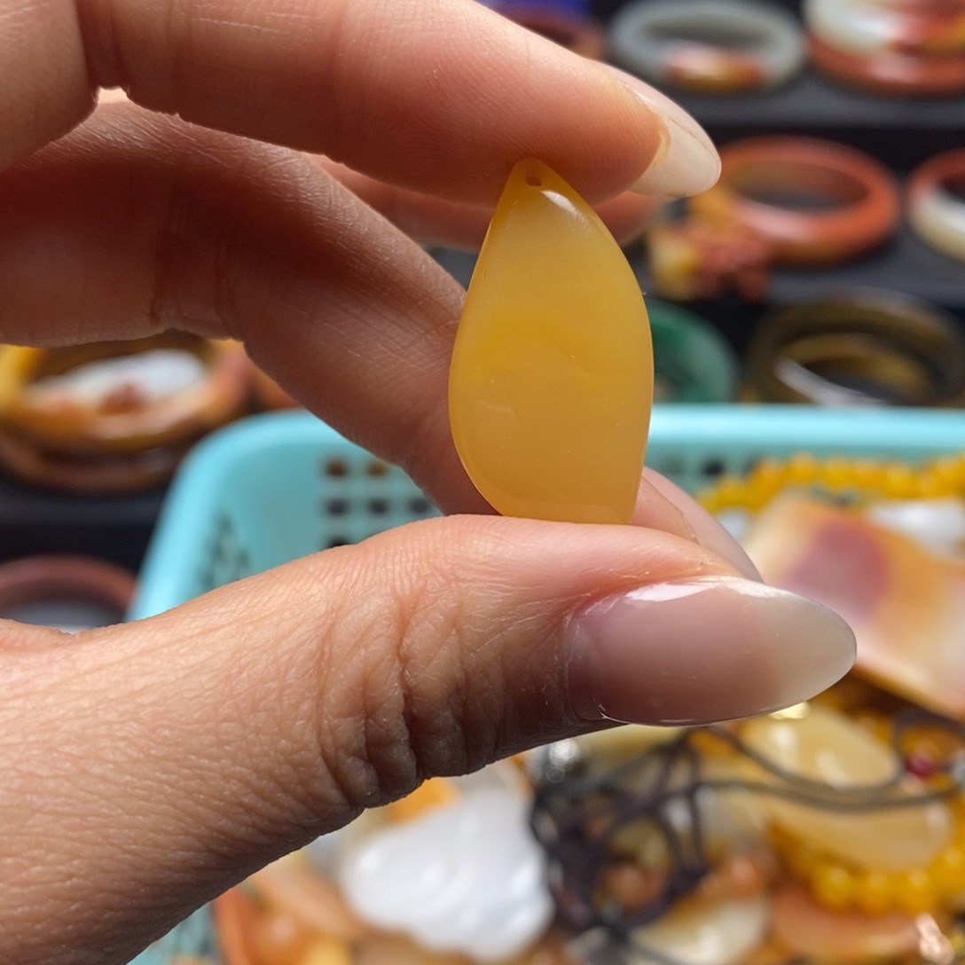石英质玉（黄龙玉）吊坠微瑕未镶嵌