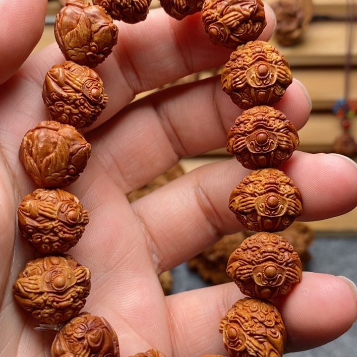 用****4桃核雕刻貔貅手串