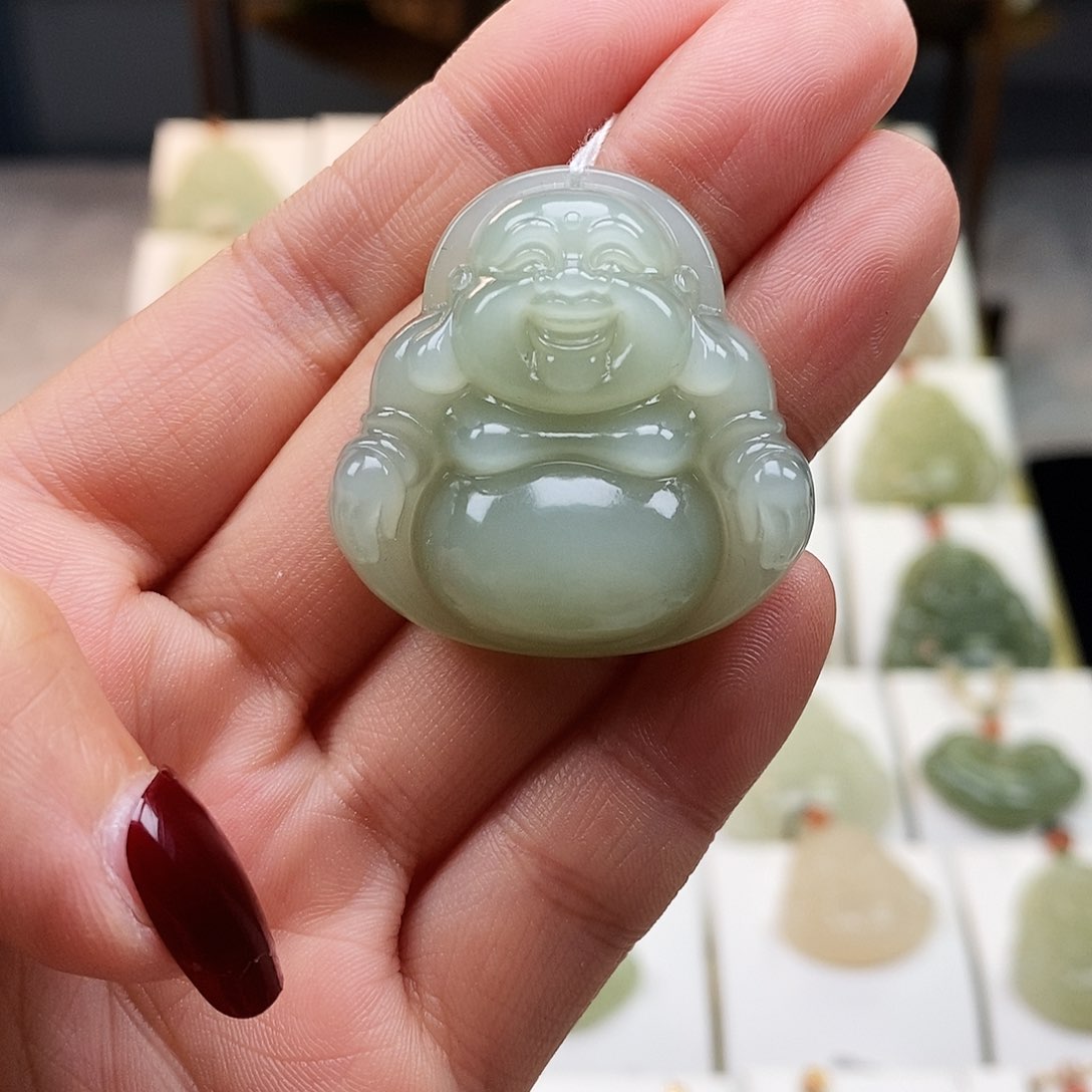 和田玉颈饰未镶嵌透****?