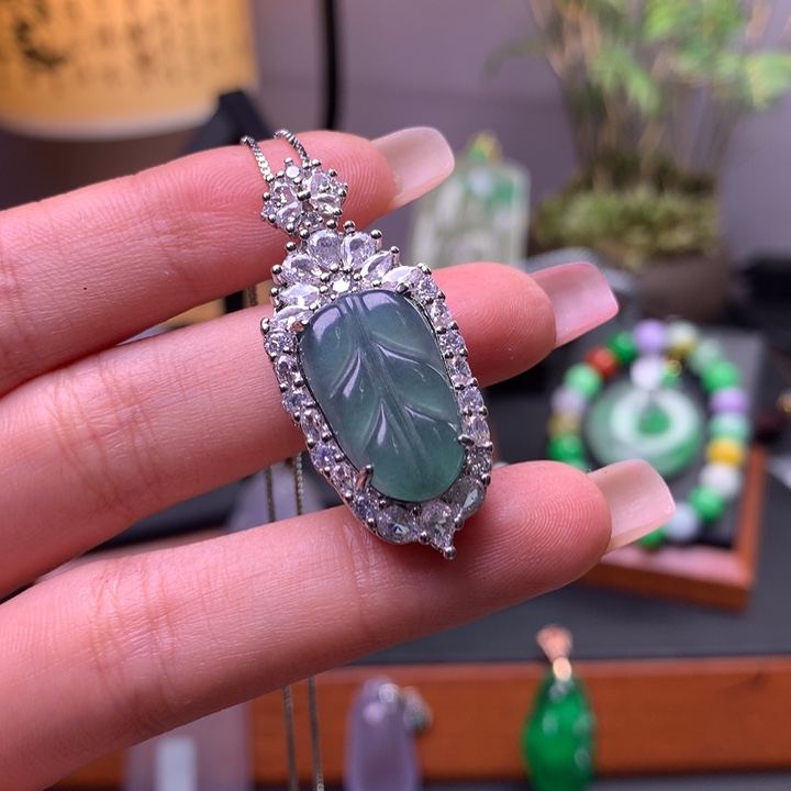 翡翠未镶嵌吊坠(赠链)