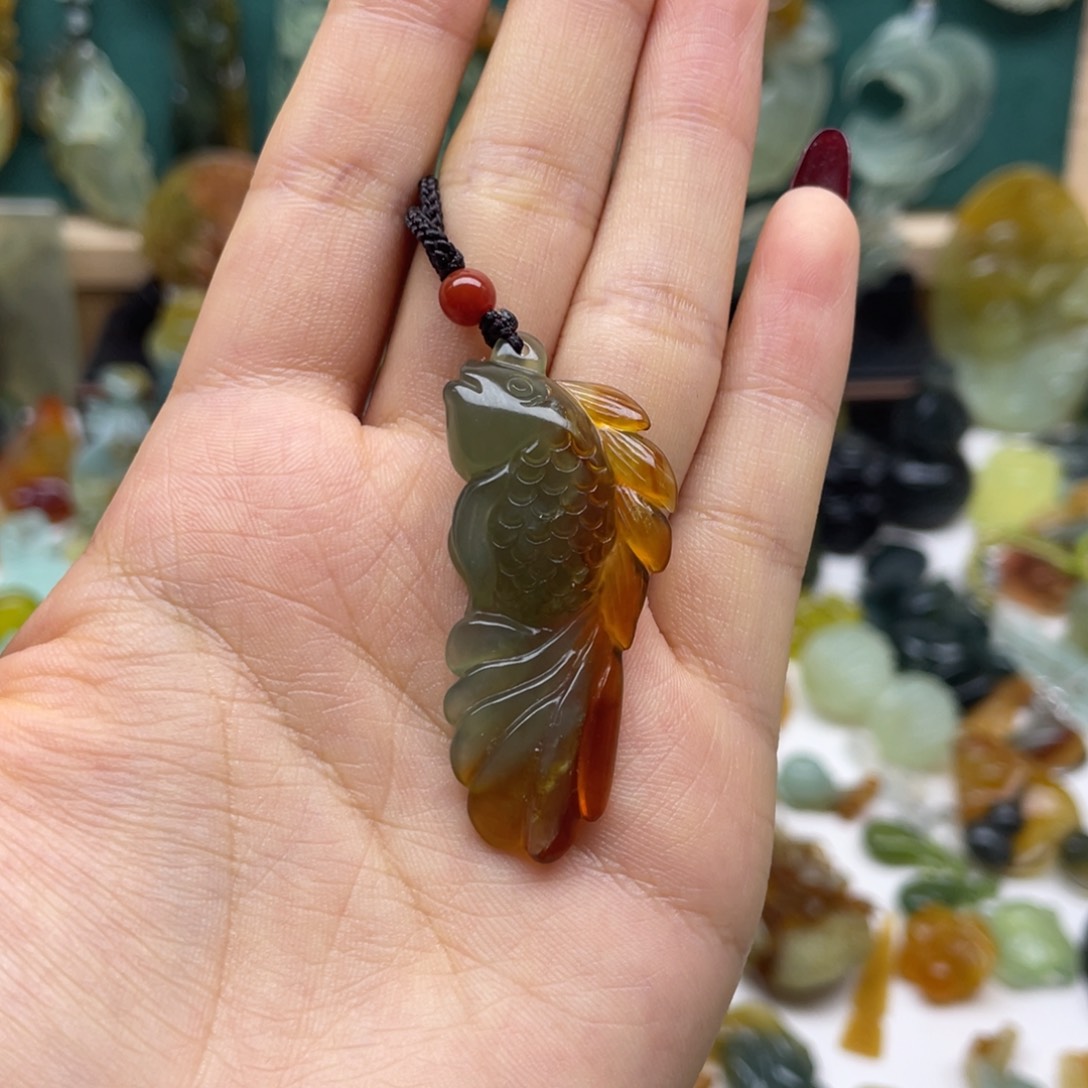 蛇纹石玉颈饰未镶嵌