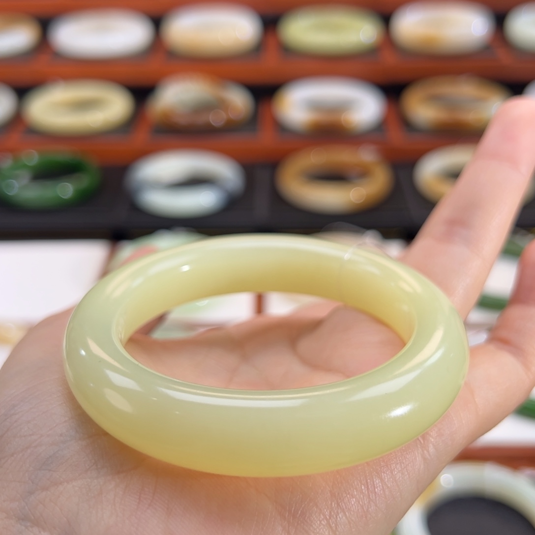 和田玉（黄玉）未镶嵌手镯蛋黄酥