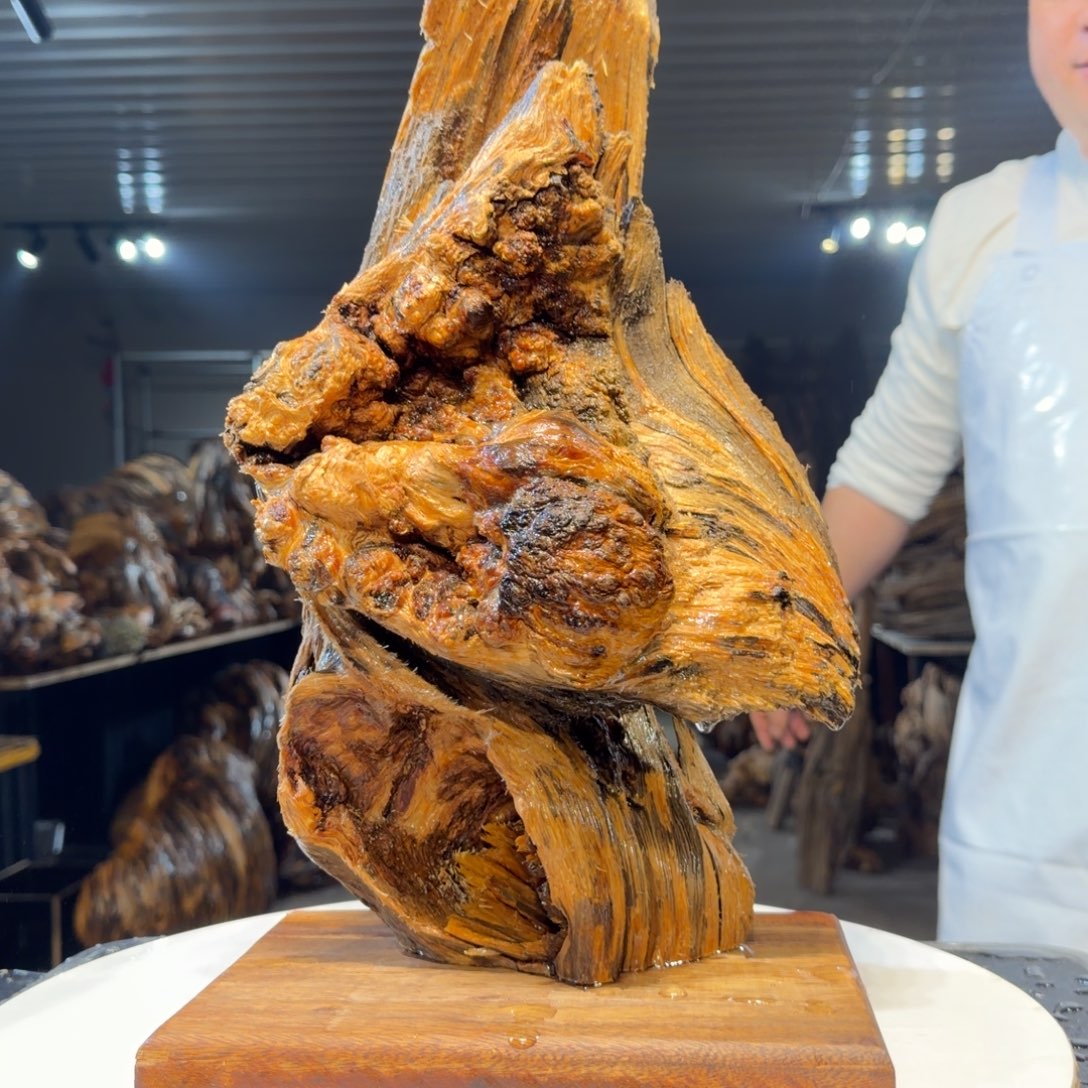 萧***郎木王一刀琥珀木摆件67