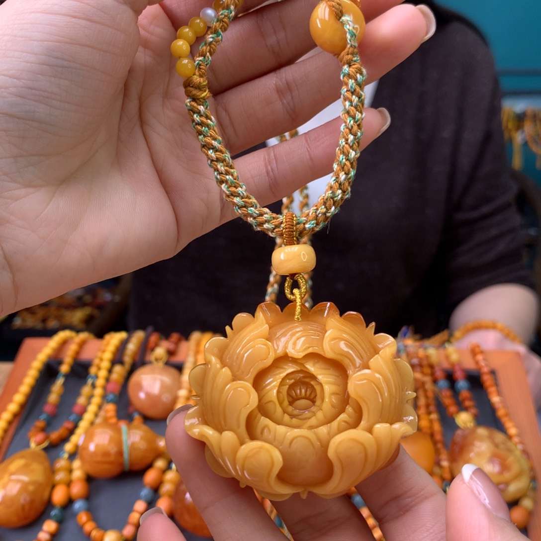 蜜蜡未镶嵌颈饰牡丹花