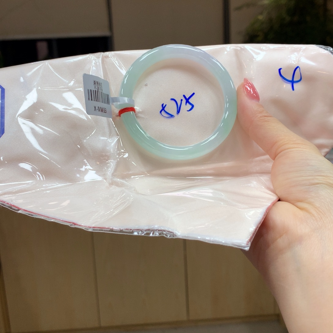 翡翠手镯未镶嵌不退不换