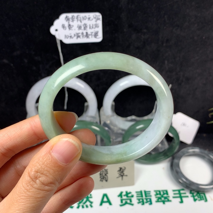 同***顺翡翠未镶嵌手镯38号。 53圈贵妃正圈51