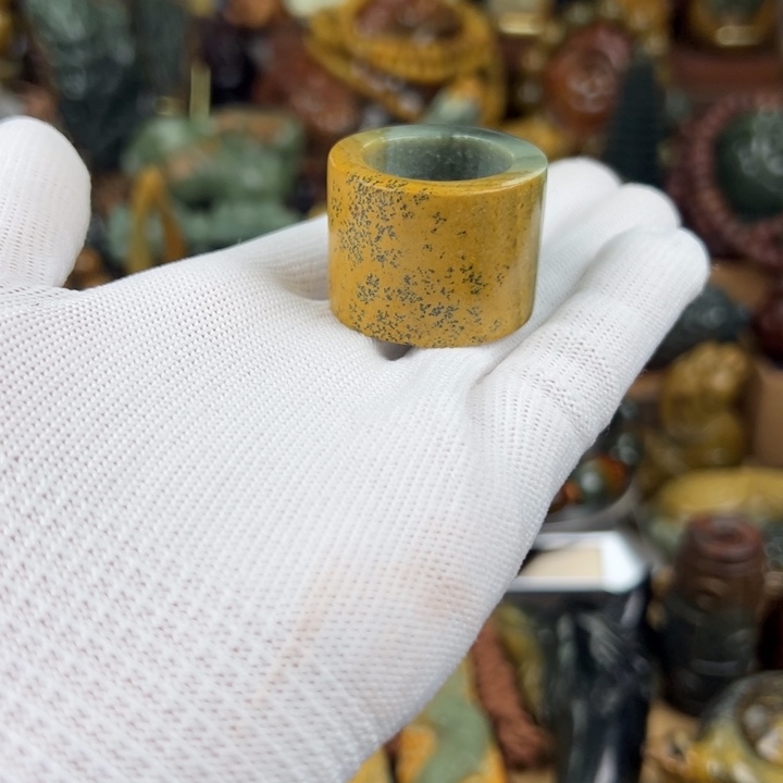 岫岩河磨玉（透闪石质玉）戒圈未镶嵌