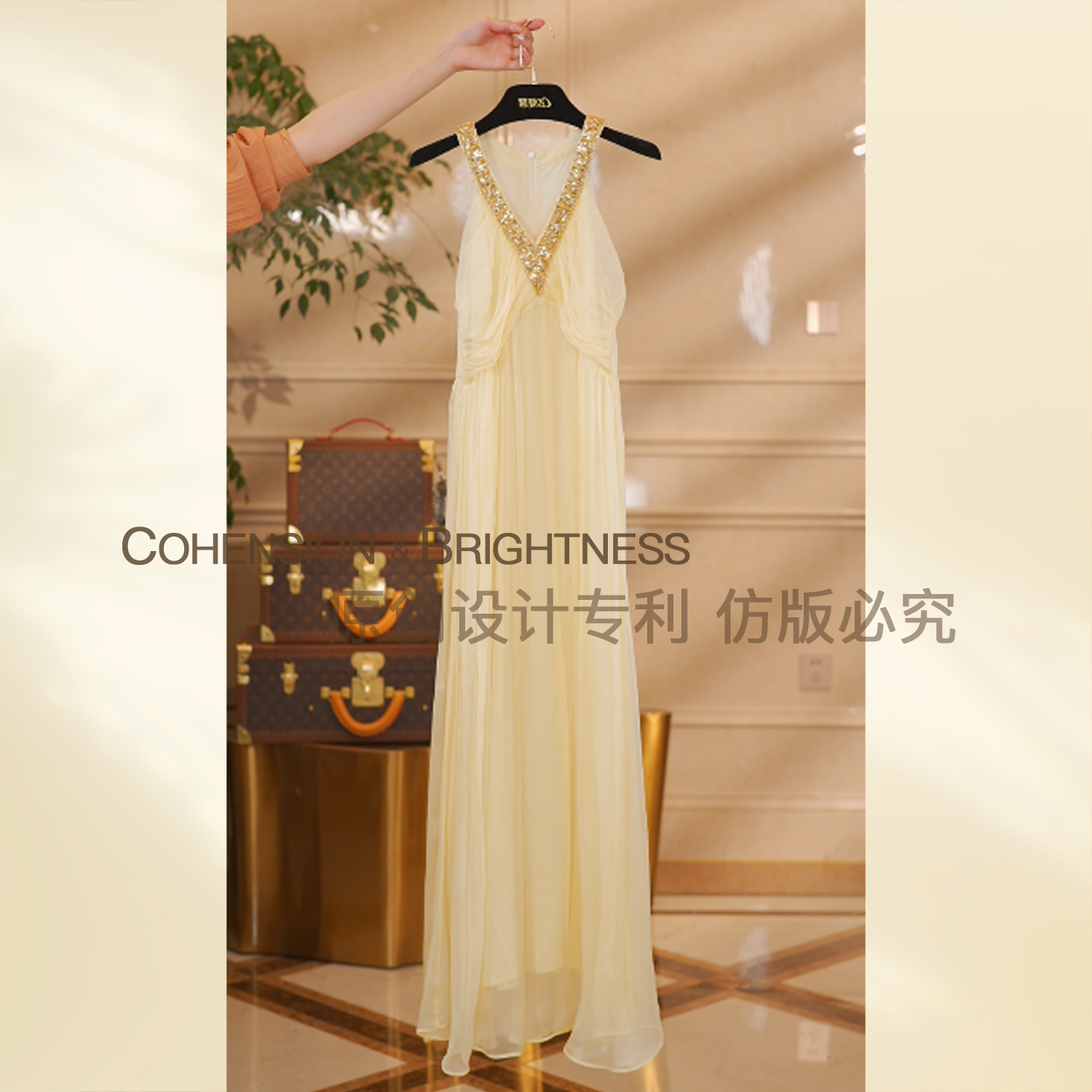 凝慧【黄昏女神】夏季桑蚕丝重工钉钻褶皱高腰显瘦无袖连衣裙LR159