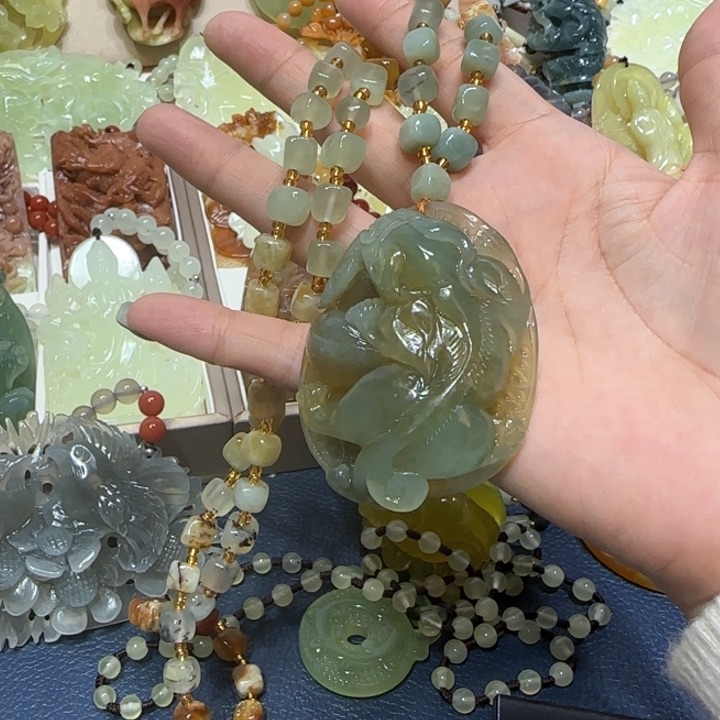 未镶嵌蛇纹石玉吊坠