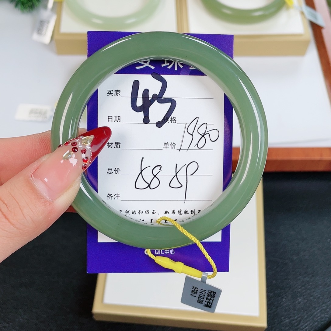 和田玉手镯未镶嵌