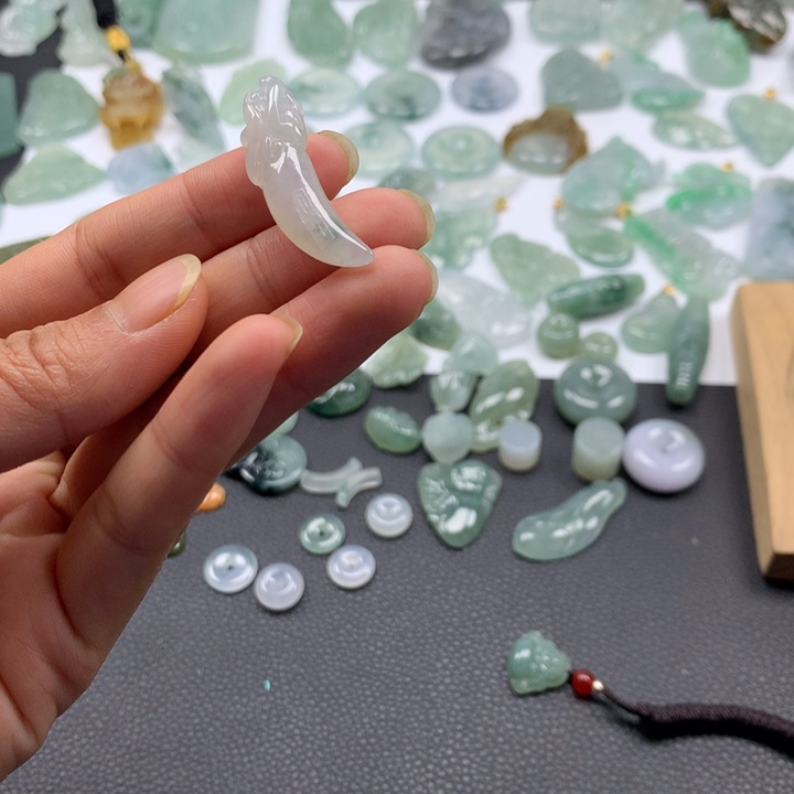 翡翠颈饰未镶嵌龙牙