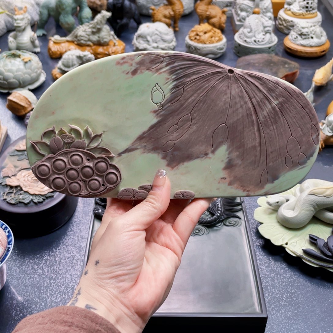 荷花壶承紫袍玉带石