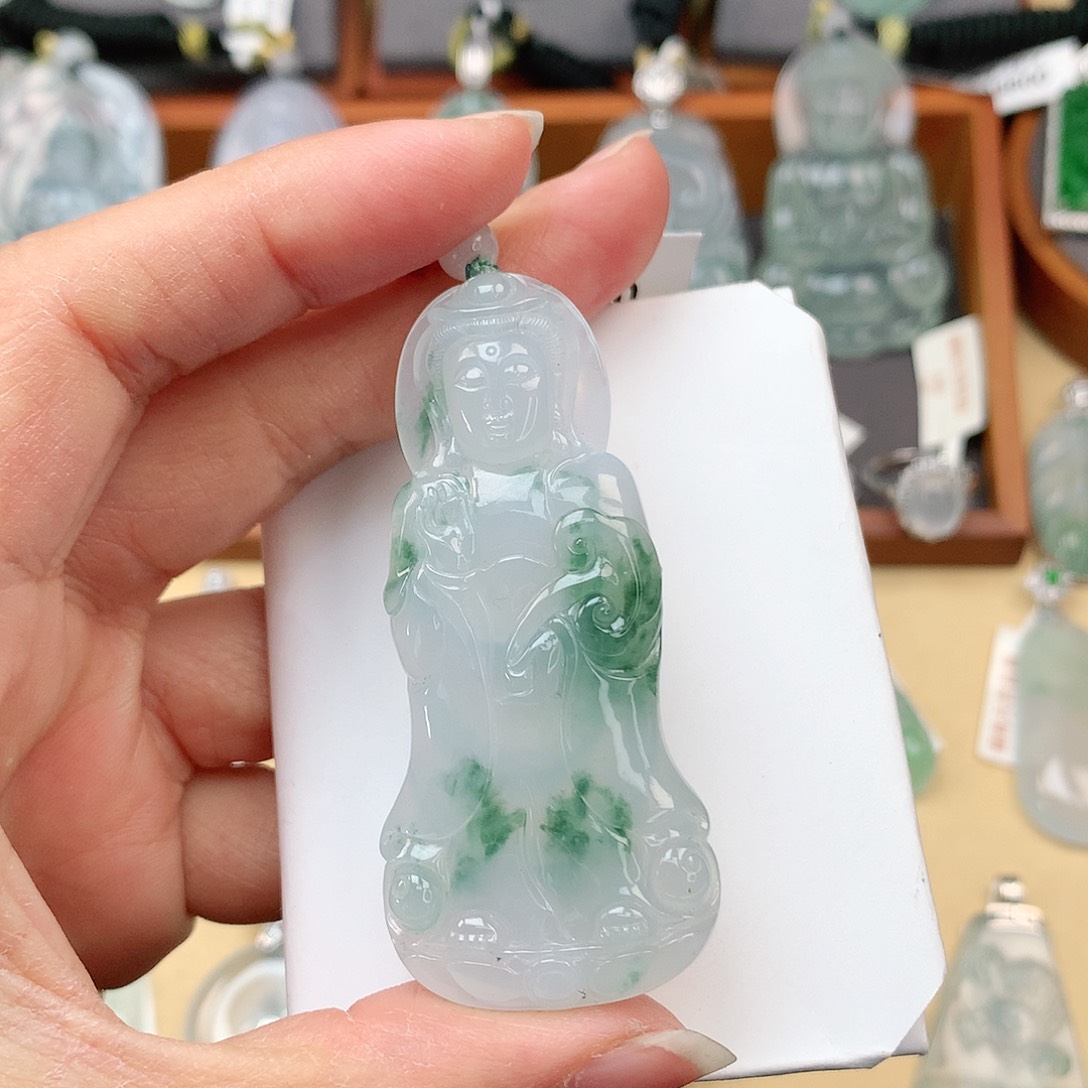 翡翠颈饰未镶嵌站观音