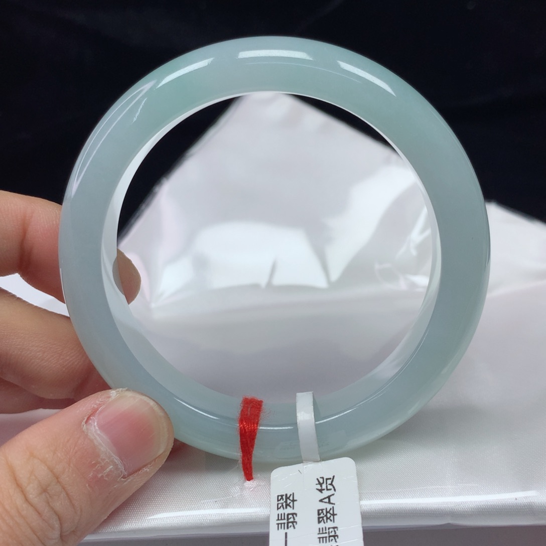 翡翠手镯（圆镯）未镶嵌56.6