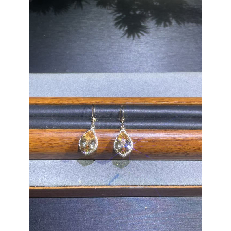 a9481香槟色满镶水滴耳钩多样发