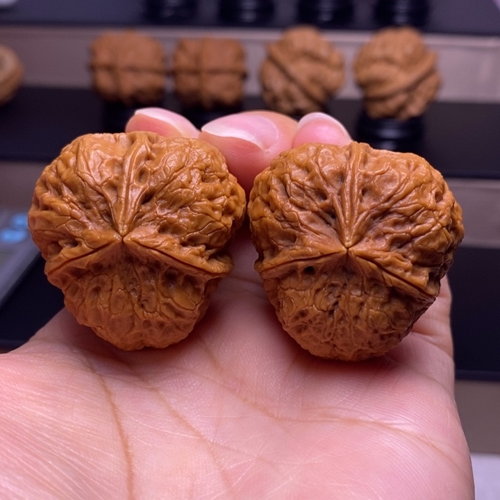 文玩核桃把件红宝石三楞6