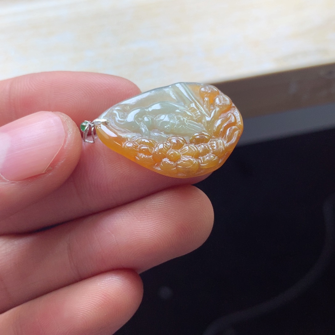 翡翠颈饰18K金镶嵌吊坠