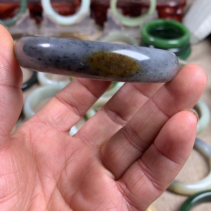 用***1和田玉（糖玉）未镶嵌手镯