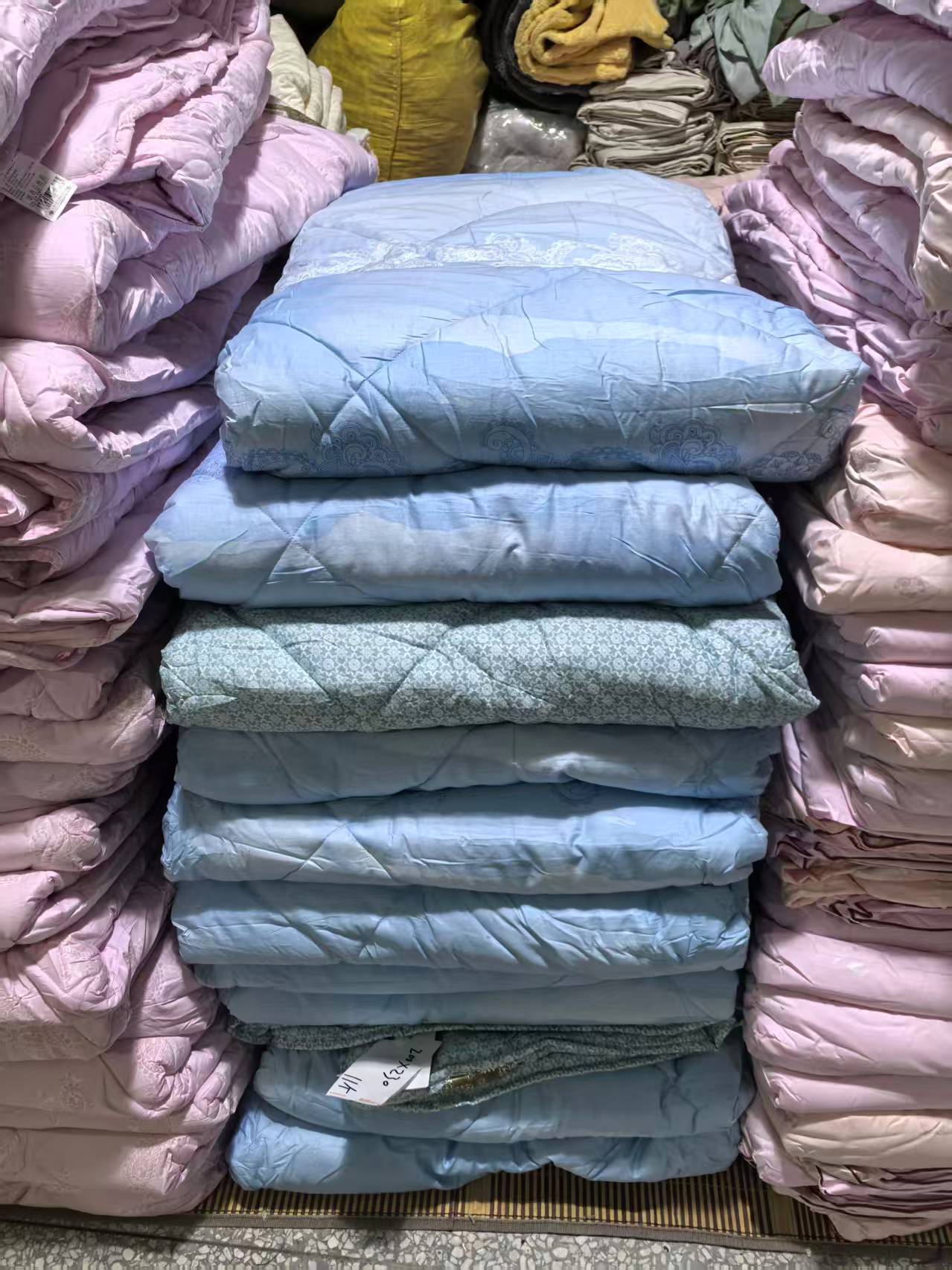 《厚广家》3楼200×230蓝色系表面全棉丝绵被 发1张5斤左右 不挑色