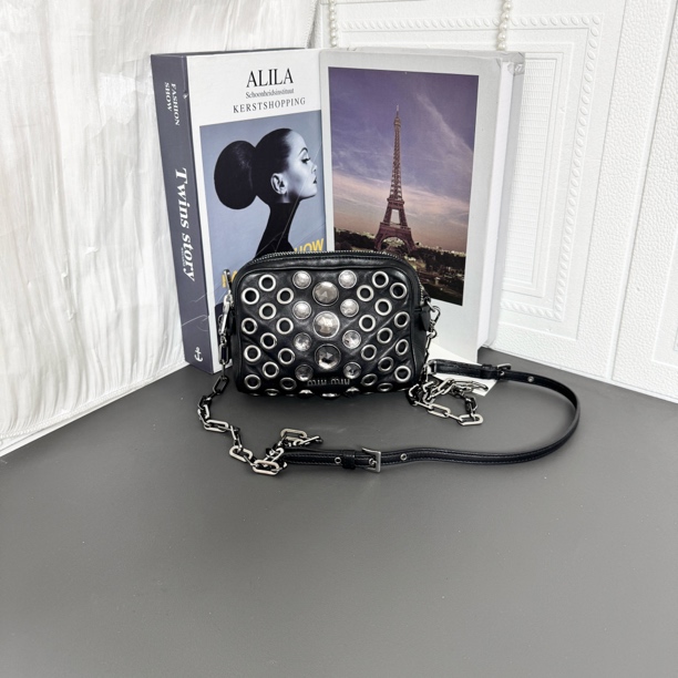 95新 MIU MIU/缪缪 95新 铆钉装饰相机单肩斜挎包