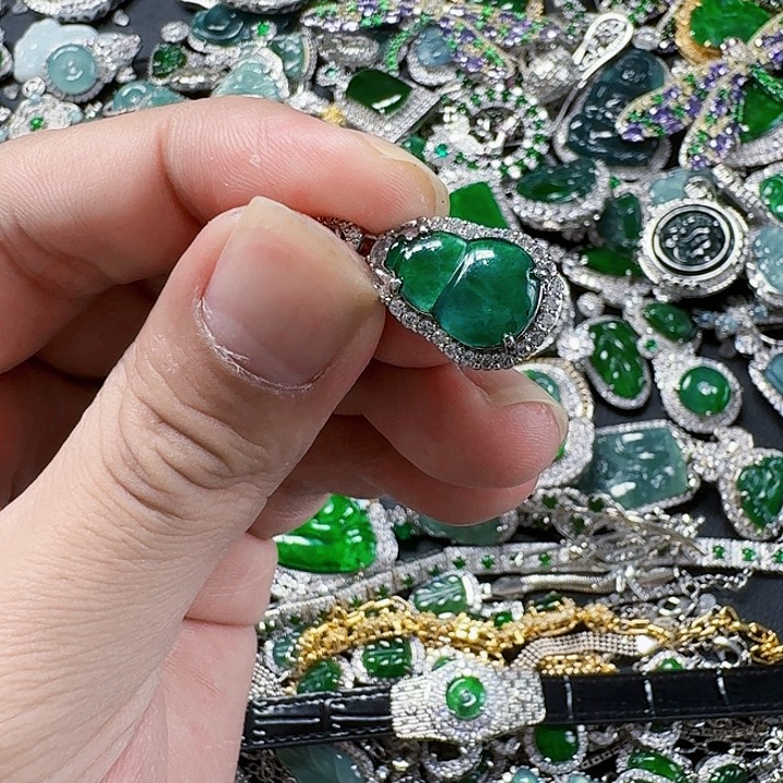 翡翠颈饰未镶嵌天然A货翡翠放漏