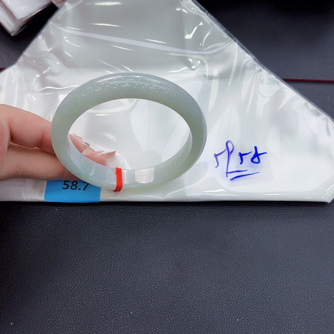 翡翠手镯未镶嵌手镯