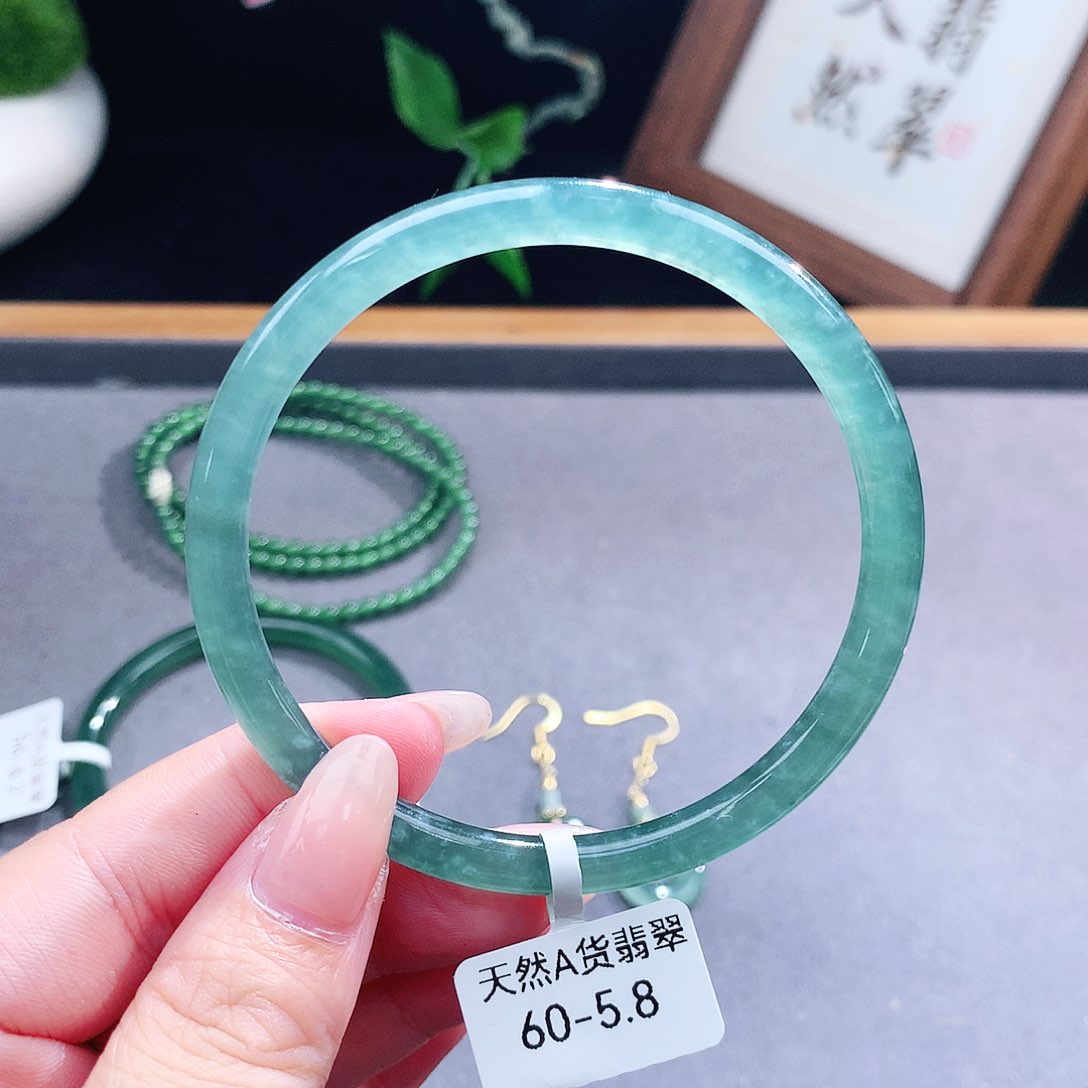 翡翠手镯（圆镯）未镶嵌