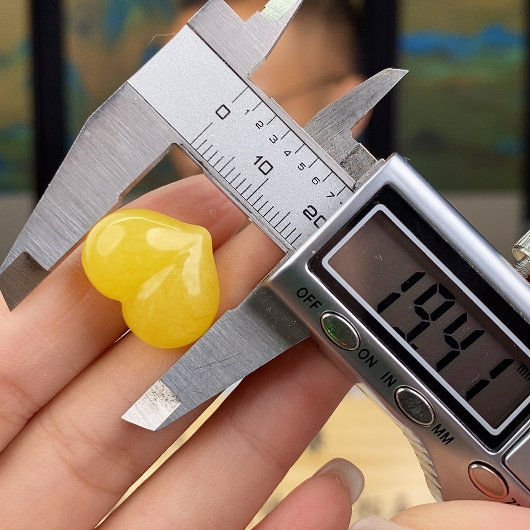 未镶嵌琥珀珠宝奇石