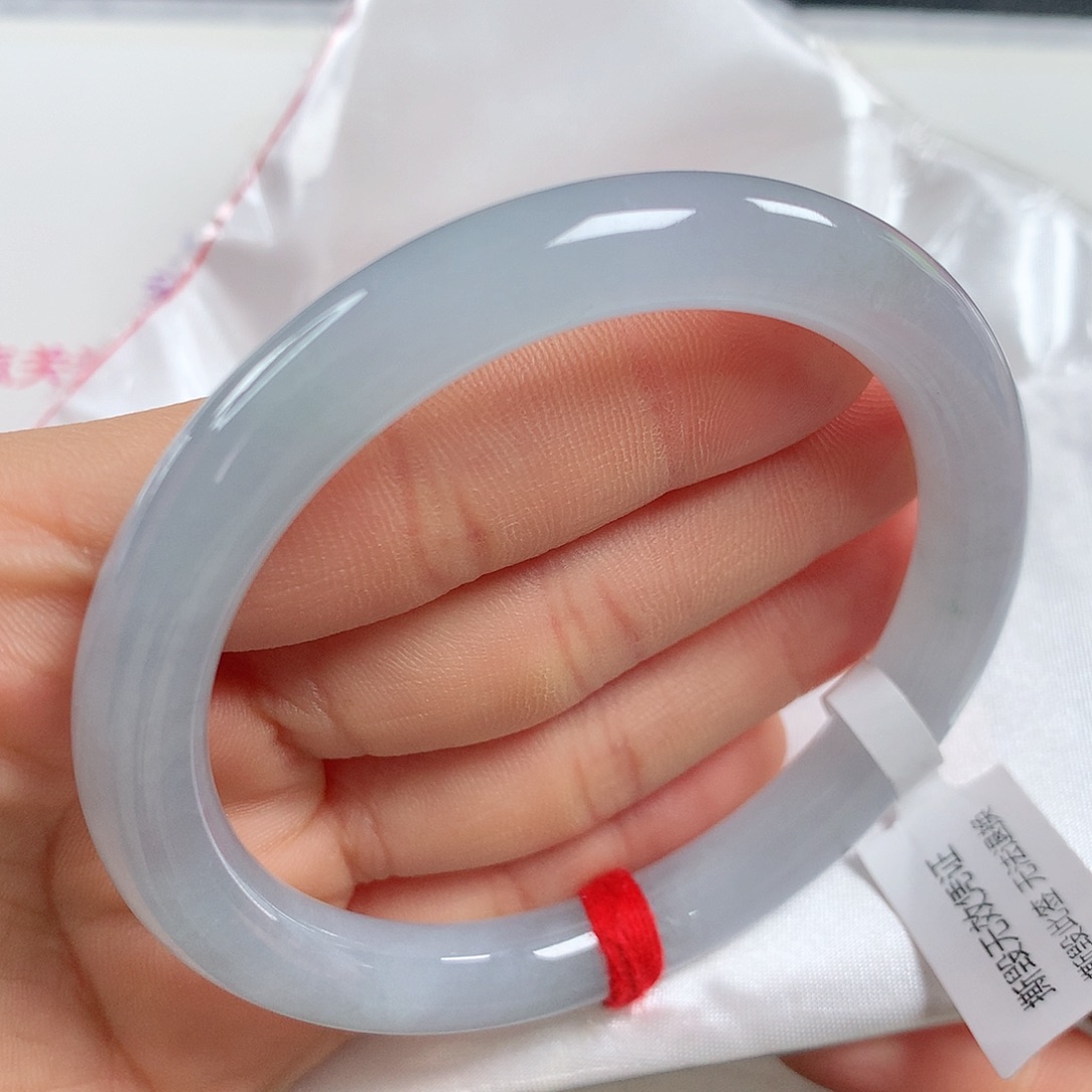 翡翠手镯未镶嵌?**?  圆条