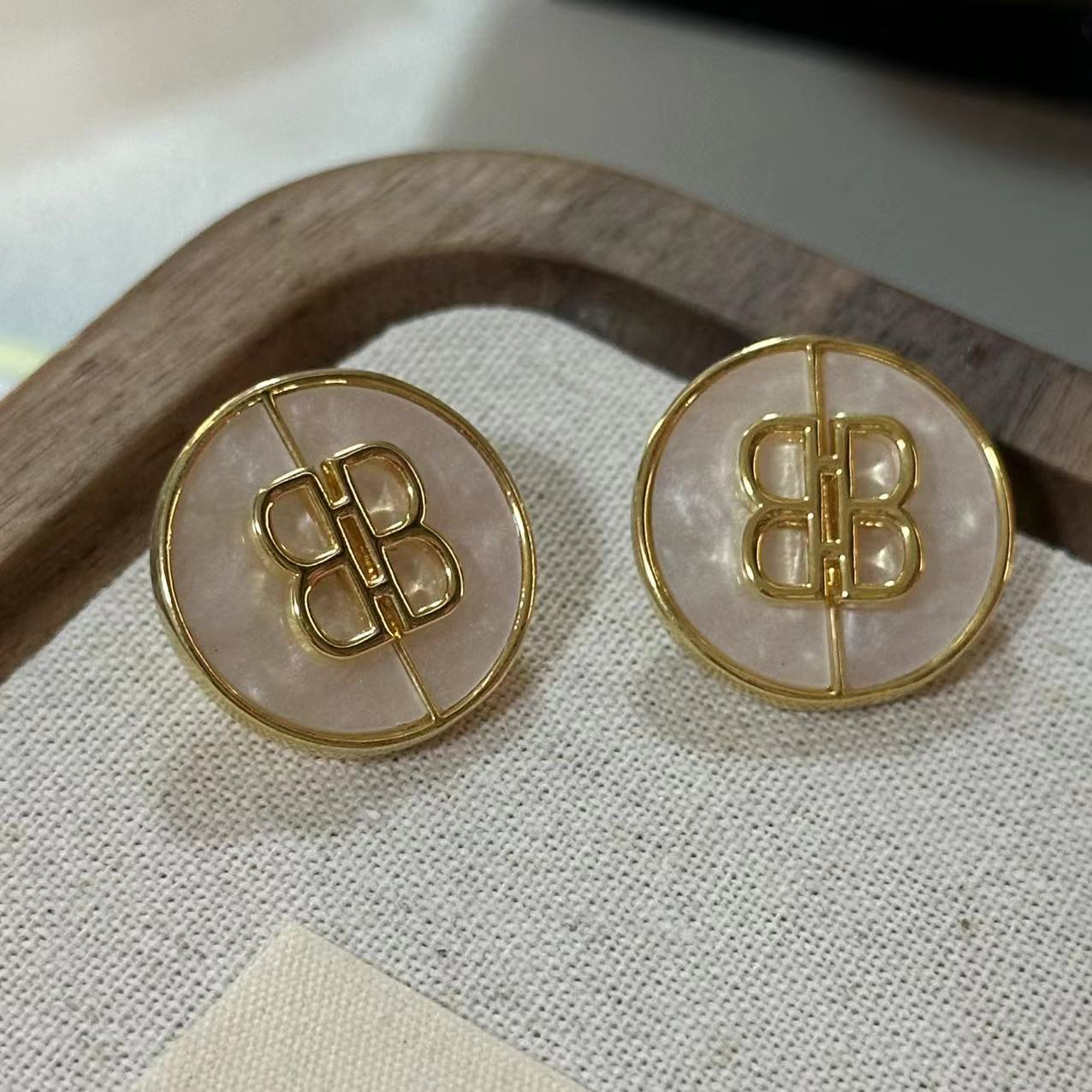 铜合金耳饰 白色圆形B字母耳饰-68051