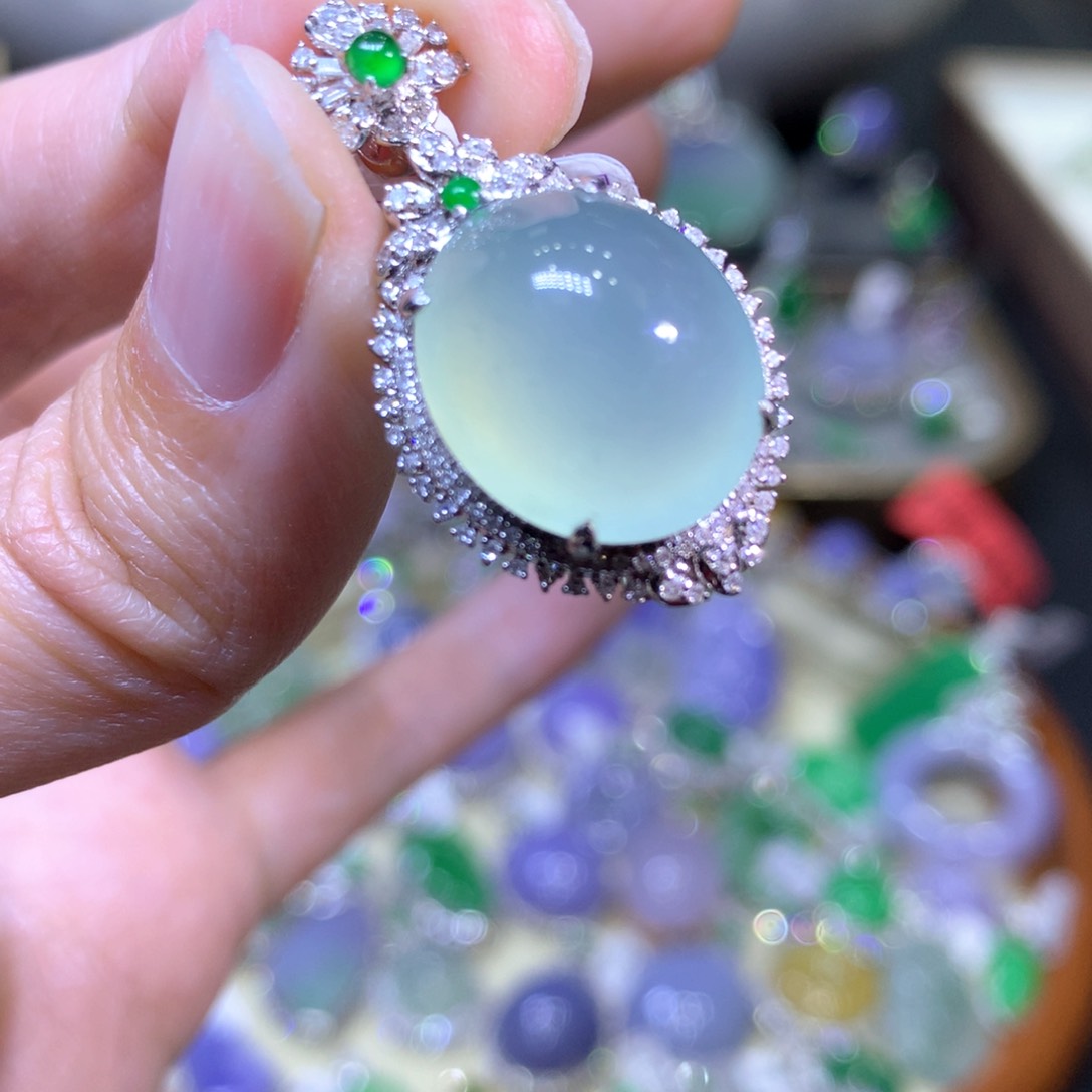 【闪购商品】翡翠颈饰18K金镶嵌翡翠吊坠项链