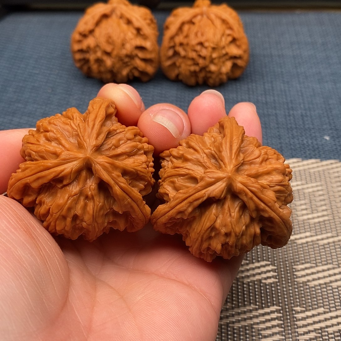 王***强文玩核桃吊坠三棱