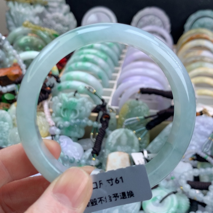 翡翠手镯未镶嵌吊坠
