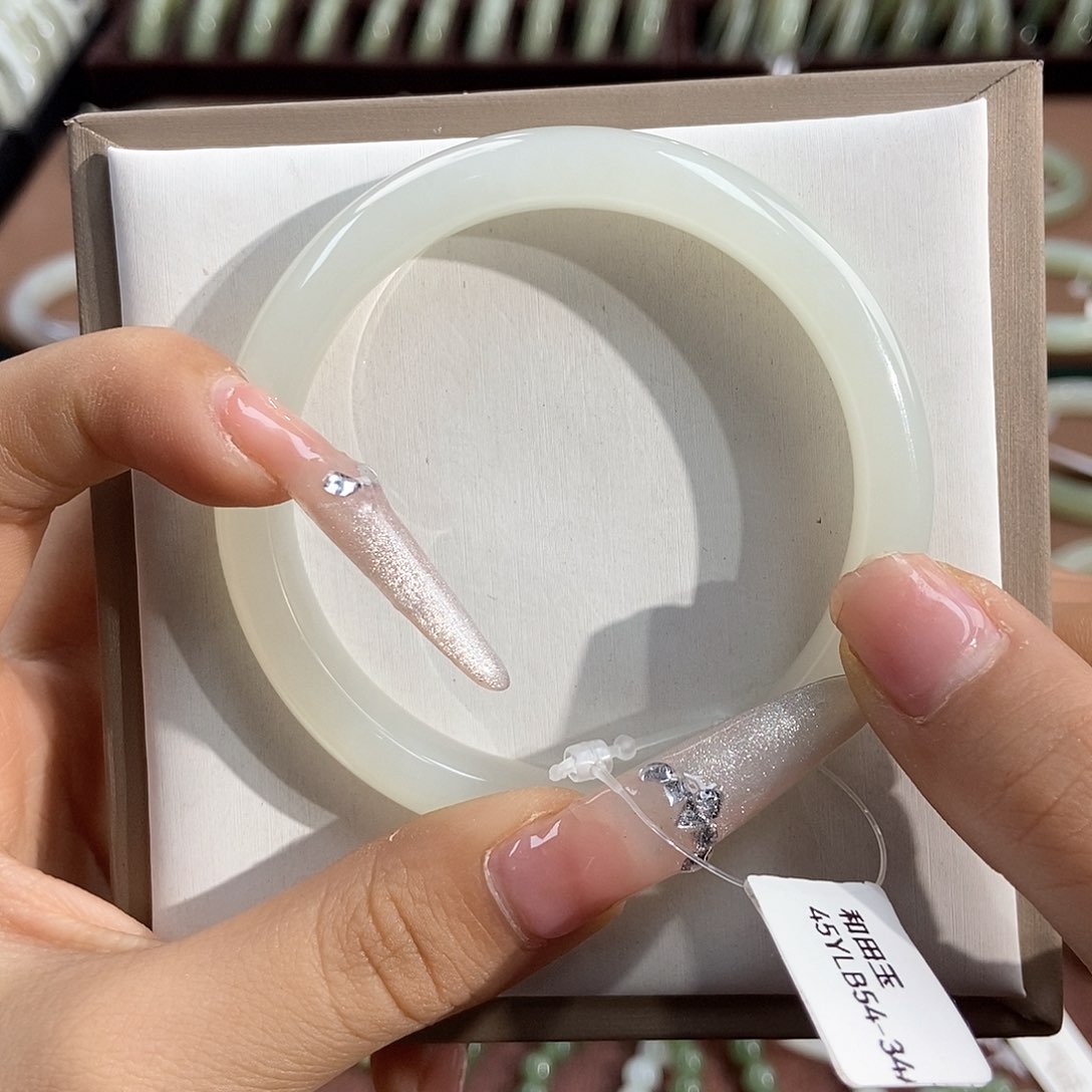 和田玉手镯未镶嵌