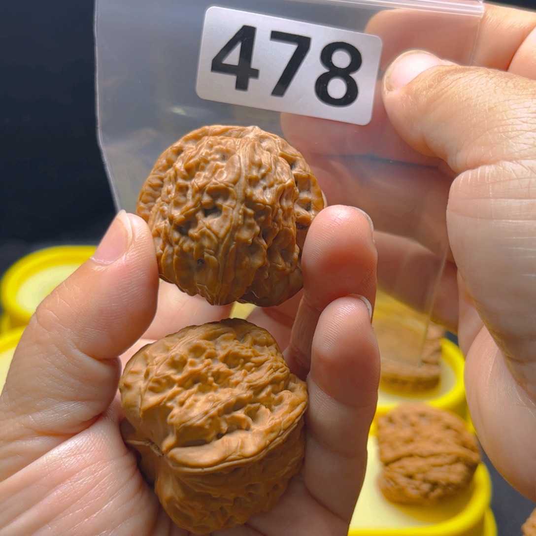 文玩核桃吊坠白狮子3.8